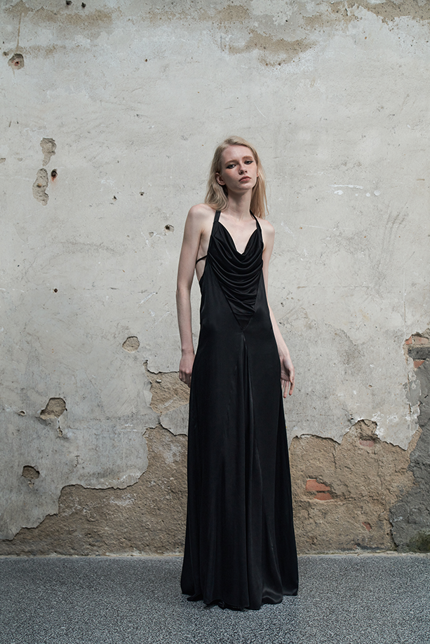 Ili Node Cropped Neckline Dress